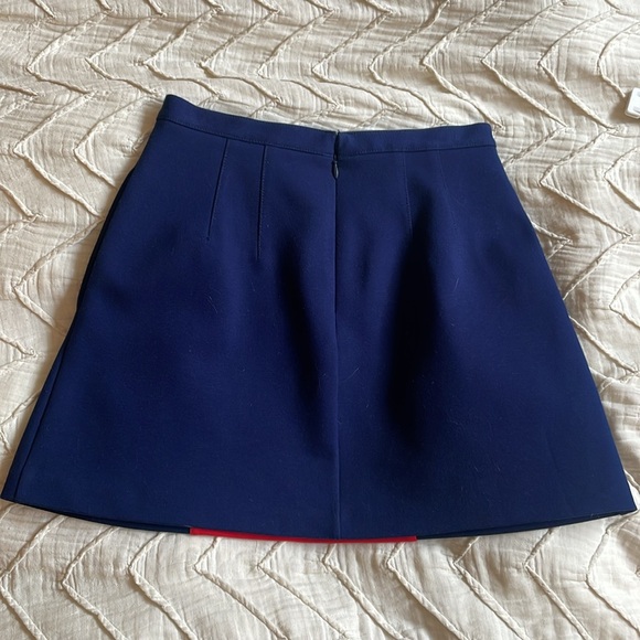 Club Monaco mini skirt with pockets! Size 2 💙❤️💙 - Picture 2 of 5